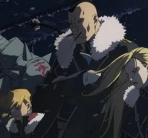 Fullmetal Alchemist: Edward, Alphonse (armadura), e militares de Briggs em cena tensa e nevada. Noite fria e escura.