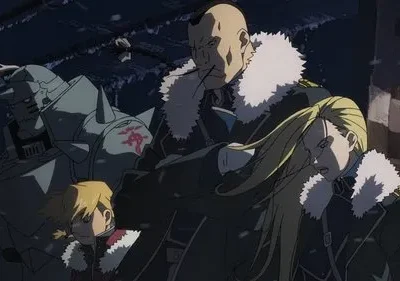 Fullmetal Alchemist: Edward, Alphonse (armadura), e militares de Briggs em cena tensa e nevada. Noite fria e escura.