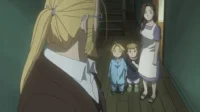 Fullmetal Alchemist:Brotherhood – T01E36:Retrato de Família 7 Fullmetal Alchemist:Winry de costas,observa Trisha e os pequenos Edward e Alphonse num corredor escuro. Cena emotiva.