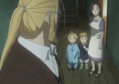Fullmetal Alchemist: Winry de costas, observa Trisha e os pequenos Edward e Alphonse num corredor escuro. Cena emotiva.