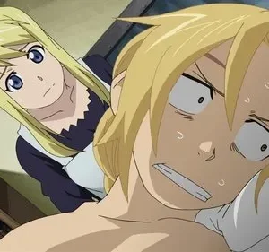 Edward Elric de Fullmetal Alchemist acorda assustado e suando, com Winry o observando seriamente. Cena cômica com biblioteca ao fundo.