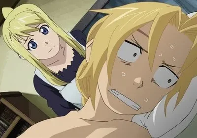 Edward Elric de Fullmetal Alchemist acorda assustado e suando, com Winry o observando seriamente. Cena cômica com biblioteca ao fundo.