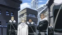 Fullmetal Alchemist:Brotherhood – T01E38:Confronto em Baschool 5 Soldados de Fullmetal Alchemist,incluindo Kimblee de branco,patrulham uma cidade industrial coberta de neve e gelo.