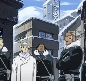 Soldados de Fullmetal Alchemist, incluindo Kimblee de branco, patrulham uma cidade industrial coberta de neve e gelo.