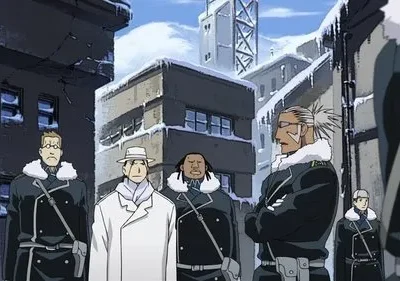 Soldados de Fullmetal Alchemist, incluindo Kimblee de branco, patrulham uma cidade industrial coberta de neve e gelo.