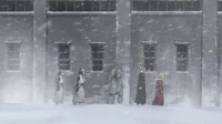 Fullmetal Alchemist:Brotherhood – T01E39:Devaneios 4 Fullmetal Alchemist:Edward,Alphonse e amigos caminham sob nevasca intensa em frente a um prédio cinza. Clima sombrio e frio.