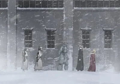 Fullmetal Alchemist: Edward, Alphonse e amigos caminham sob nevasca intensa em frente a um prédio cinza. Clima sombrio e frio.