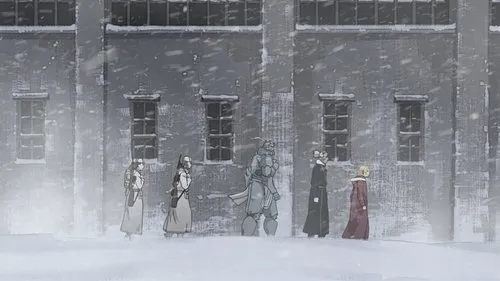 Fullmetal Alchemist:Edward,Alphonse e amigos caminham sob nevasca intensa em frente a um prédio cinza. Clima sombrio e frio.