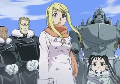 Alt Text: Fullmetal Alchemist: Winry, Alphonse, May e outros personagens em casacos de inverno, parecendo alertas nas montanhas nevadas.