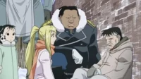 Fullmetal Alchemist:Brotherhood – T01E43:Uma Mordida de Formiga 1 Cena de Fullmetal Alchemist. Winry,May e Yoki olham preocupados para um velho sentado na neve. Clima frio e sombrio.