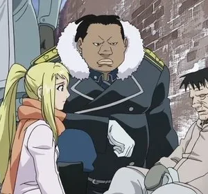 Cena de Fullmetal Alchemist. Winry, May e Yoki olham preocupados para um velho sentado na neve. Clima frio e sombrio.