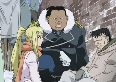 Cena de Fullmetal Alchemist. Winry, May e Yoki olham preocupados para um velho sentado na neve. Clima frio e sombrio.