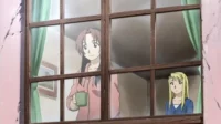 No anime Fullmetal Alchemist,uma mulher sorri com uma caneca enquanto outra loira observa pela janela de casa,transmitindo um clima caseiro.