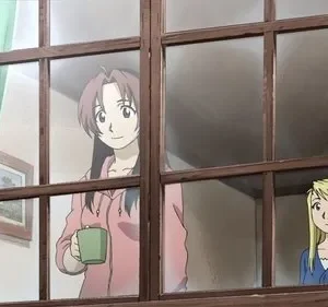 No anime Fullmetal Alchemist, uma mulher sorri com uma caneca enquanto outra loira observa pela janela de casa, transmitindo um clima caseiro.