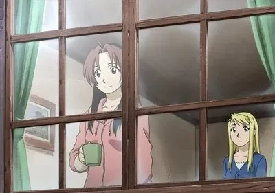 No anime Fullmetal Alchemist, uma mulher sorri com uma caneca enquanto outra loira observa pela janela de casa, transmitindo um clima caseiro.