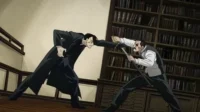 Fullmetal Alchemist:Um homem de sobretudo desvia do ataque de espada-bengala de outro,de bigode,numa biblioteca. Cena de ação intensa.