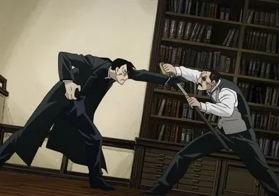 Fullmetal Alchemist: Um homem de sobretudo desvia do ataque de espada-bengala de outro, de bigode, numa biblioteca. Cena de ação intensa.