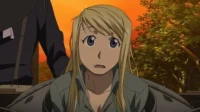 Winry Rockbell (Fullmetal Alchemist) parece apreensiva sob um céu alaranjado. Uma figura militar e árvores em segundo plano.