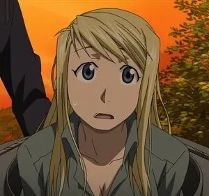 Winry Rockbell (Fullmetal Alchemist) parece apreensiva sob um céu alaranjado. Uma figura militar e árvores em segundo plano.