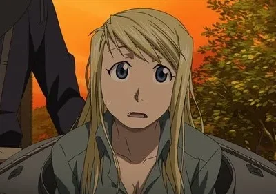 Winry Rockbell (Fullmetal Alchemist) parece apreensiva sob um céu alaranjado. Uma figura militar e árvores em segundo plano.