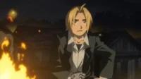 Edward Elric (Fullmetal Alchemist) com olhar sério,em cena noturna iluminada por chamas intensas,com uma estrutura metálica na mão.