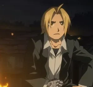 Edward Elric (Fullmetal Alchemist) com olhar sério, em cena noturna iluminada por chamas intensas, com uma estrutura metálica na mão.