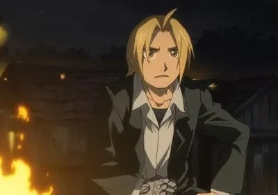 Edward Elric (Fullmetal Alchemist) com olhar sério, em cena noturna iluminada por chamas intensas, com uma estrutura metálica na mão.