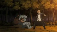 Fullmetal Alchemist:Edward Elric em pose de combate enquanto Alphonse jaz no chão numa floresta escura.