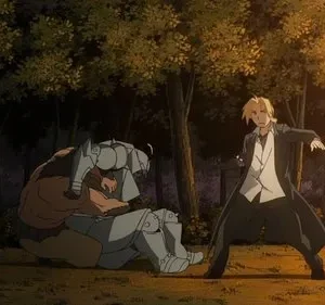 Fullmetal Alchemist: Edward Elric em pose de combate enquanto Alphonse jaz no chão numa floresta escura.