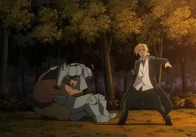 Fullmetal Alchemist: Edward Elric em pose de combate enquanto Alphonse jaz no chão numa floresta escura.