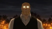 Em Fullmetal Alchemist,um homem barbudo e imponente com óculos de olhos brilhantes. Chamas ao fundo intensificam o cenário noturno dramático.