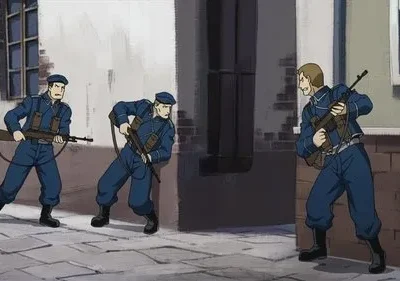 Fullmetal Alchemist: Três soldados Amestrinos, em uniformes azuis e armados, avançam cautelosamente por uma rua estreita. Clima tenso.
