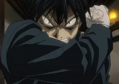 Fullmetal Alchemist: Edward Elric com expressão furiosa, dentes cerrados, exibindo luva branca com círculo alquímico vermelho.