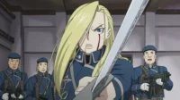 Fullmetal Alchemist:Olivier Armstrong,loira e ferida,empunha uma espada à frente de soldados em uniforme azul. Cena tensa.