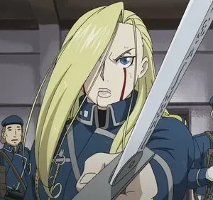 Fullmetal Alchemist: Olivier Armstrong, loira e ferida, empunha uma espada à frente de soldados em uniforme azul. Cena tensa.