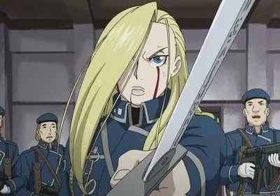 Fullmetal Alchemist: Olivier Armstrong, loira e ferida, empunha uma espada à frente de soldados em uniforme azul. Cena tensa.