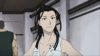 Lust de Fullmetal Alchemist,com cabelo escuro e tatuagem,sorri astutamente. Um homem musculoso aparece no fundo,em um cenário simples.