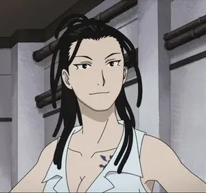 Lust de Fullmetal Alchemist, com cabelo escuro e tatuagem, sorri astutamente. Um homem musculoso aparece no fundo, em um cenário simples.