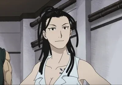 Lust de Fullmetal Alchemist, com cabelo escuro e tatuagem, sorri astutamente. Um homem musculoso aparece no fundo, em um cenário simples.