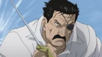 Fullmetal Alchemist:King Bradley,um homem com tapa-olho,bigode e cabelo preto espetado,empunha uma espada com olhar feroz.