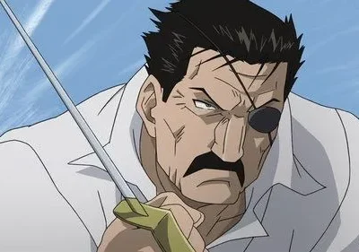 Fullmetal Alchemist: King Bradley, um homem com tapa-olho, bigode e cabelo preto espetado, empunha uma espada com olhar feroz.