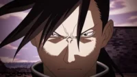Scar,de Fullmetal Alchemist,em close-up. Rosto intenso com olhar furioso,cabelo espetado,sombras dramáticas. Fundo roxo crepuscular.