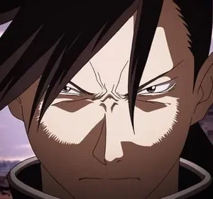 Scar, de Fullmetal Alchemist, em close-up. Rosto intenso com olhar furioso, cabelo espetado, sombras dramáticas. Fundo roxo crepuscular.