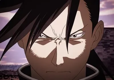 Scar, de Fullmetal Alchemist, em close-up. Rosto intenso com olhar furioso, cabelo espetado, sombras dramáticas. Fundo roxo crepuscular.