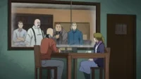 Cena de anime:Um homem de fones e uma mulher conversam em mesa com rádio. Pelo vidro,quatro homens observam com seriedade. Clima intrigante.