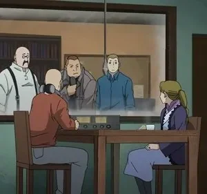 Cena de anime: Um homem de fones e uma mulher conversam em mesa com rádio. Pelo vidro, quatro homens observam com seriedade. Clima intrigante.