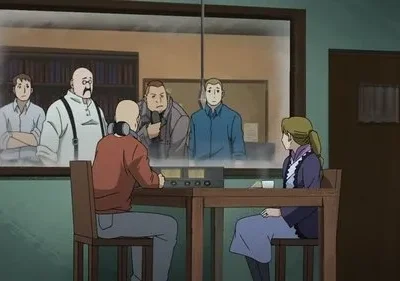 Cena de anime: Um homem de fones e uma mulher conversam em mesa com rádio. Pelo vidro, quatro homens observam com seriedade. Clima intrigante.