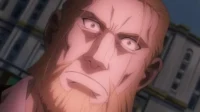 Reiner Braun de Attack on Titan,homem loiro barbudo com expressão tensa e suada,olhos arregalados. Clima dramático em cenário urbano.