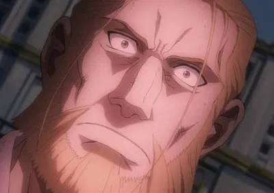 Reiner Braun de Attack on Titan, homem loiro barbudo com expressão tensa e suada, olhos arregalados. Clima dramático em cenário urbano.