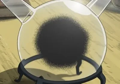 Em Fullmetal Alchemist, um frasco de vidro redondo exibe uma densa massa preta e difusa sobre um suporte escuro. Clima misterioso.